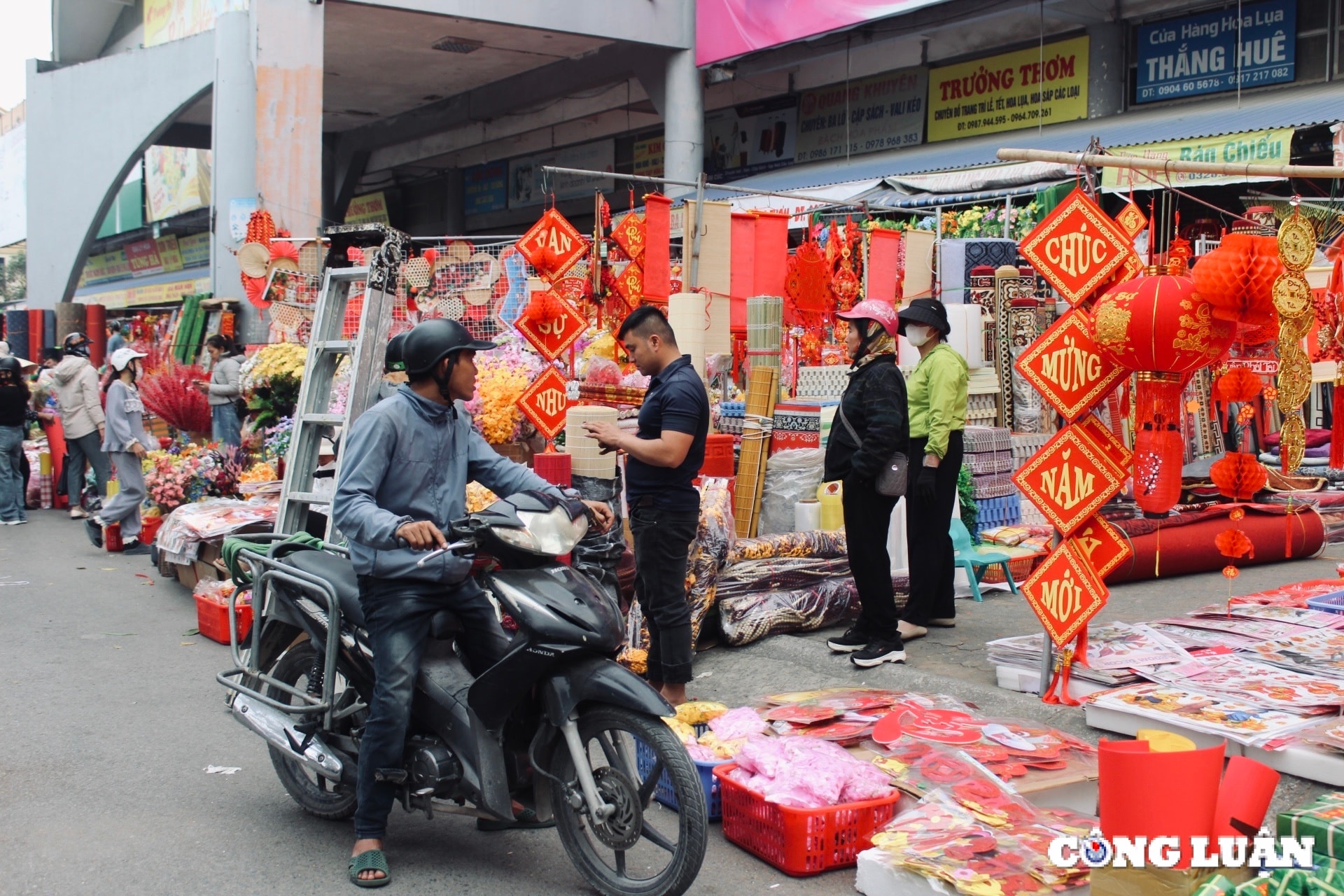 thanh hoa cho vuon hoa ruc do don khach sam tet co truyen hinh 1