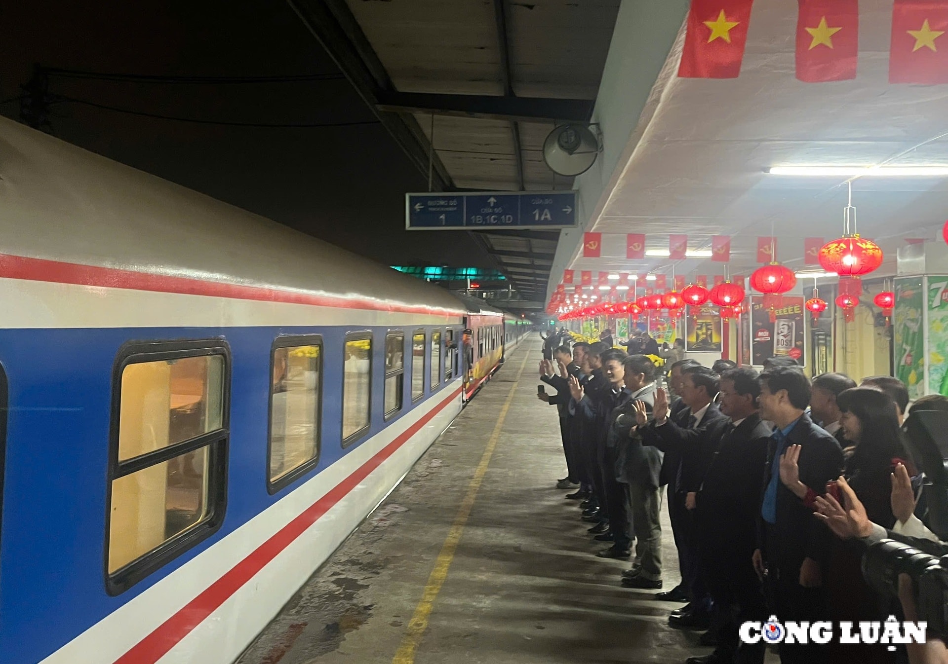 han hoan chuyen tau xuan roi ga ha noi dem giao thua hinh 1