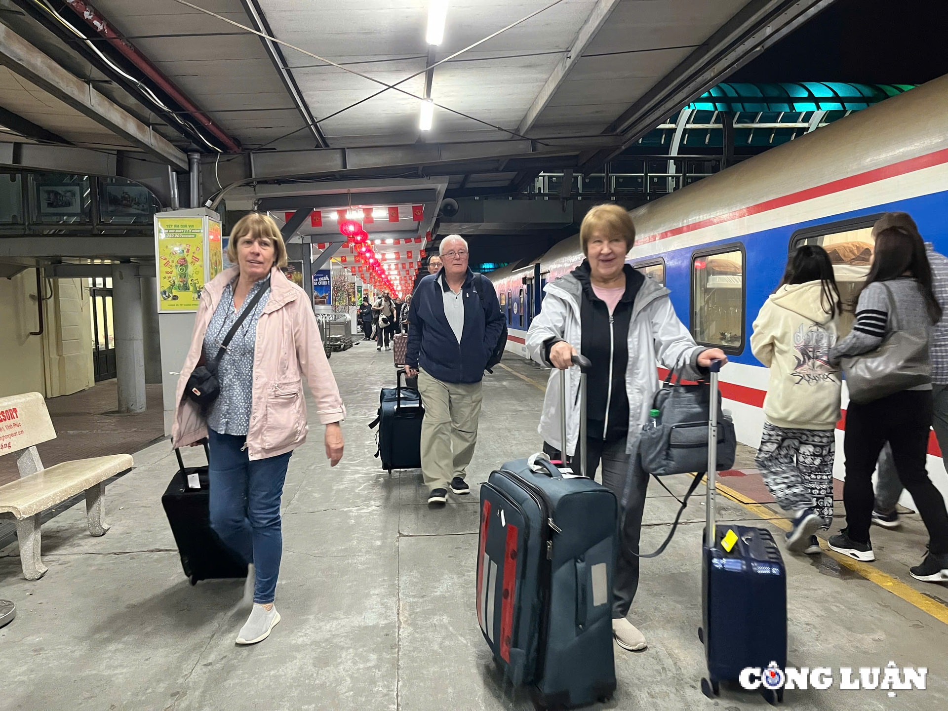 han hoan chuyen tau xuan roi ga ha noi dem giao thua hinh 5