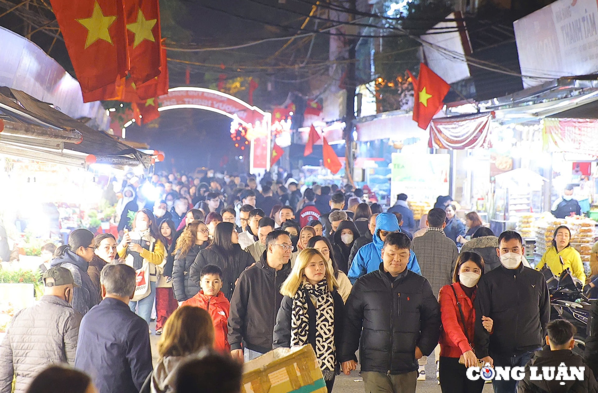 ha noi hang tram nguoi do ve phu tay ho cau binh an vao rang sang mong 1 tet hinh 1