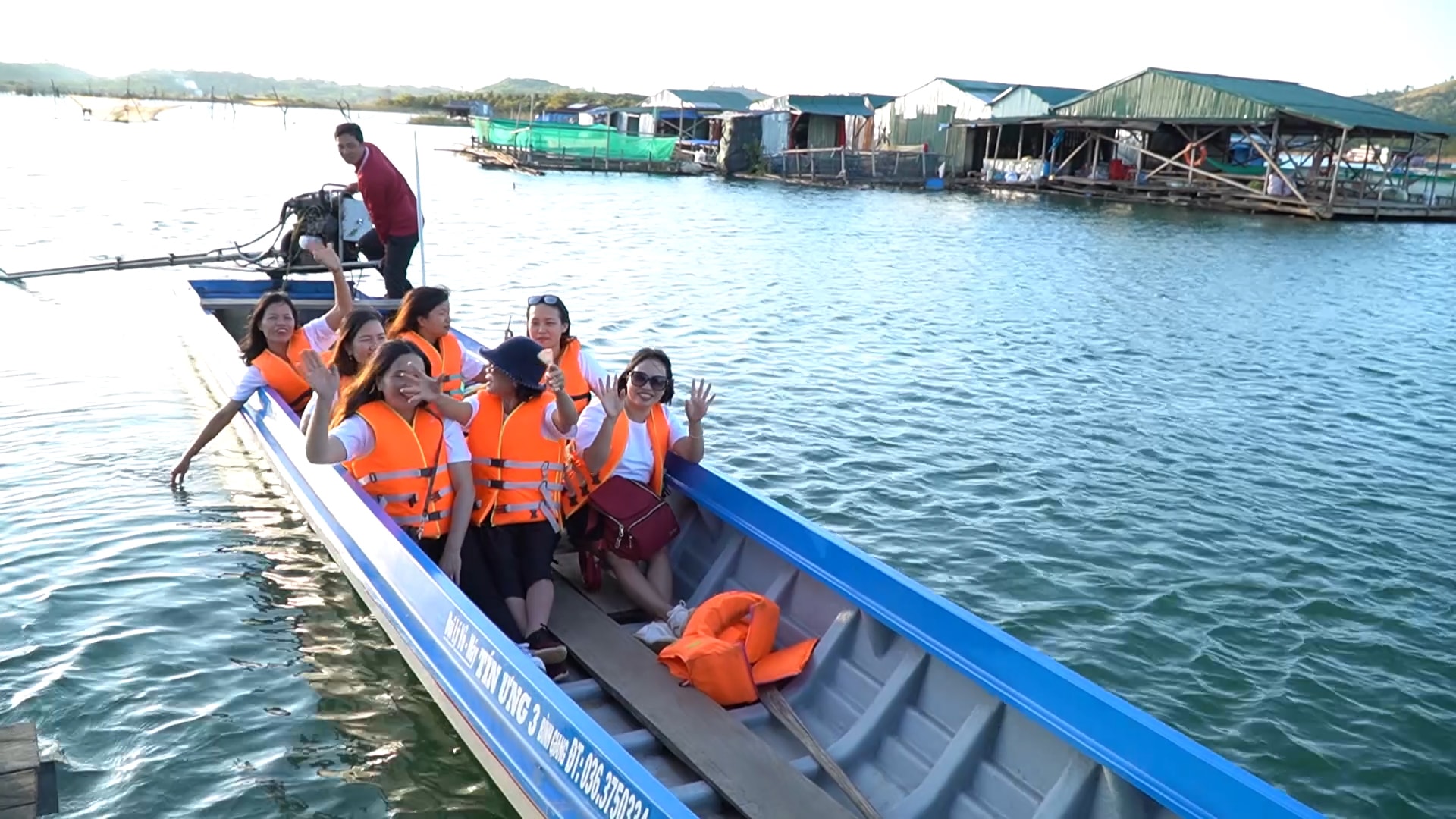 nguoi dan kon tum mo nha hang lam tour du lich tren dong se san hinh 4