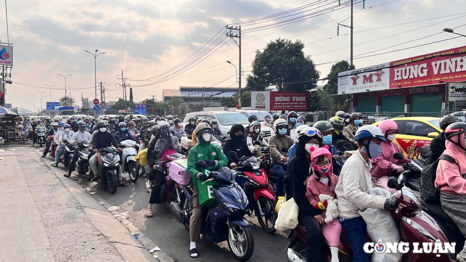 nguoi dan quay tro lai tp hcm sau ky nghi tet nguyen dan at ty hinh 3
