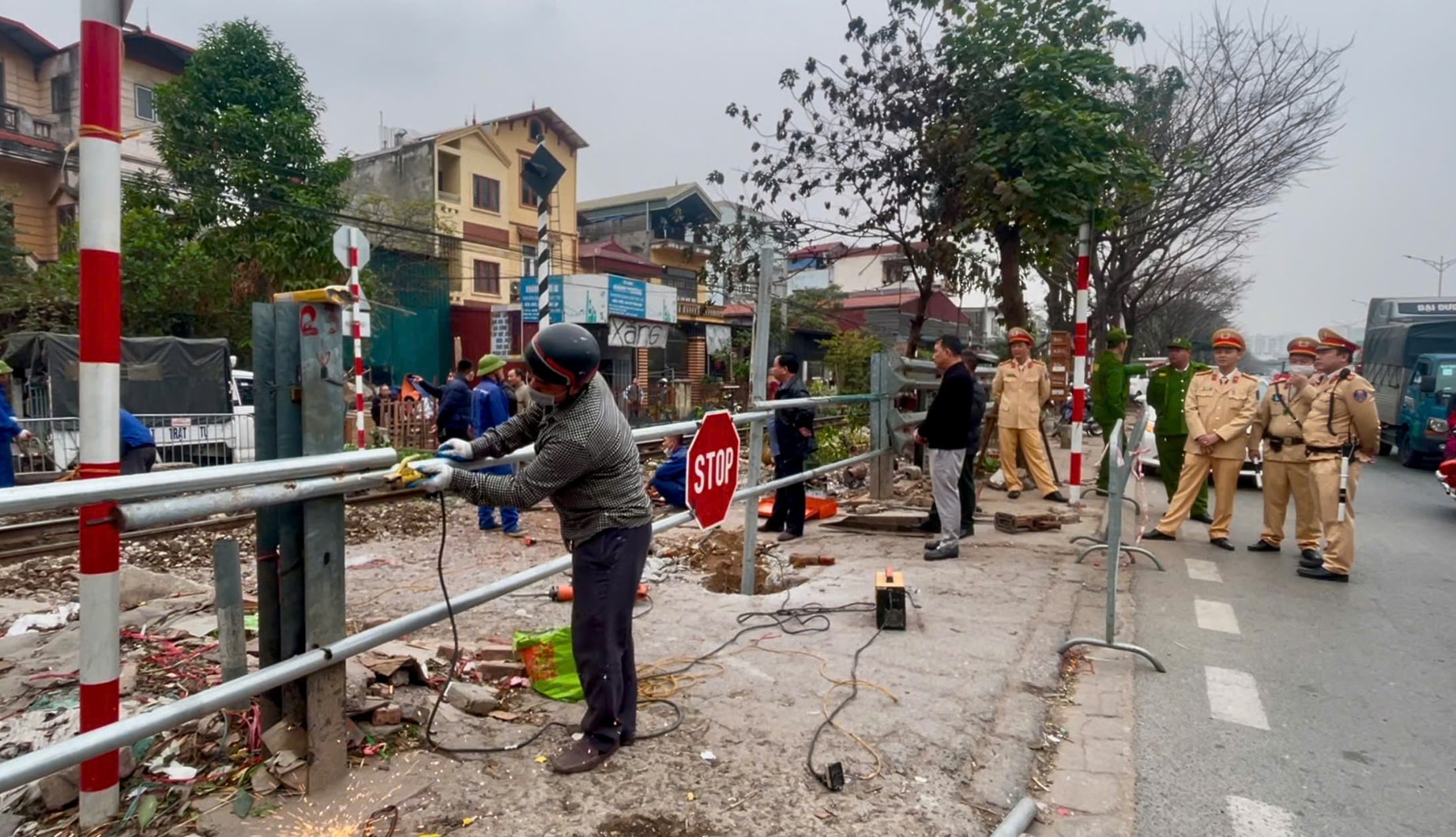 ha noi xoa 4 loi di tu mo qua duong sat tai quan hoang mai hinh 1