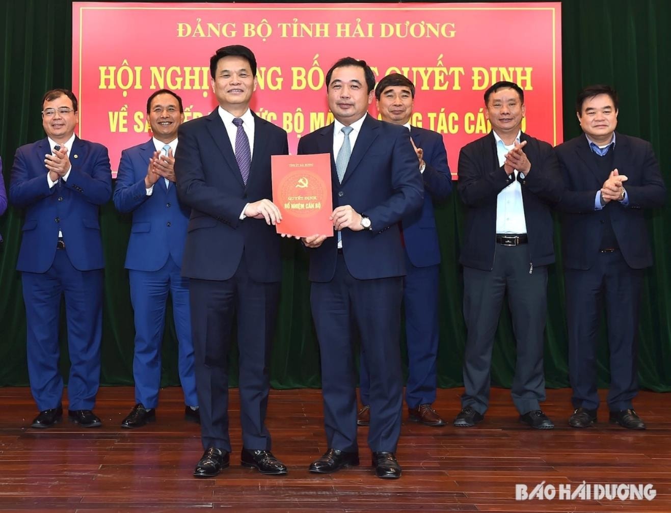 hai duong cong bo cac quyet dinh sap xep to chuc bo may va cong tac can bo hinh 2