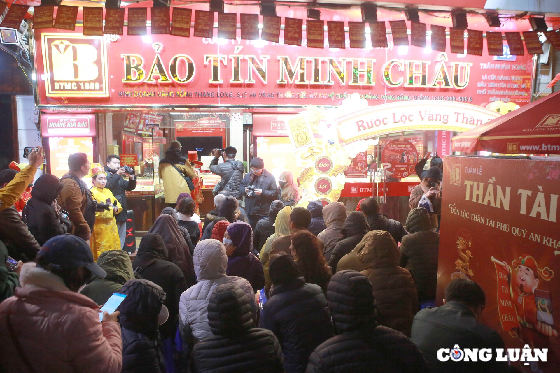 gia vang tang tro lai ngay via than tai nguoi dan van vui ve mua vang lay may hinh 1