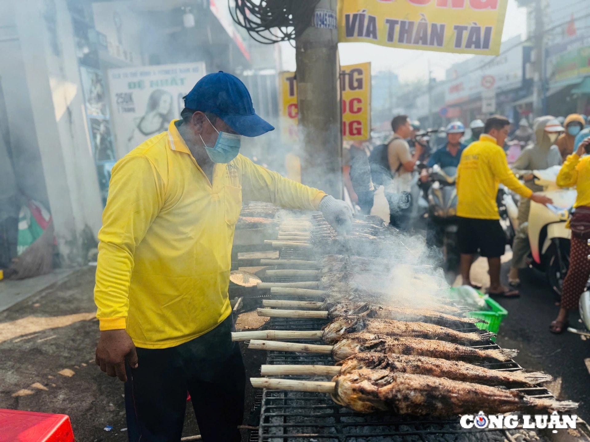 nguoi dan tp hcm xep hang di mua vang ca loc nuong ngay via than tai hinh 4