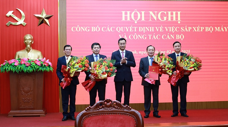 quang binh cong bo cac quyet dinh ve sap xep bo may va cong tac can bo hinh 1