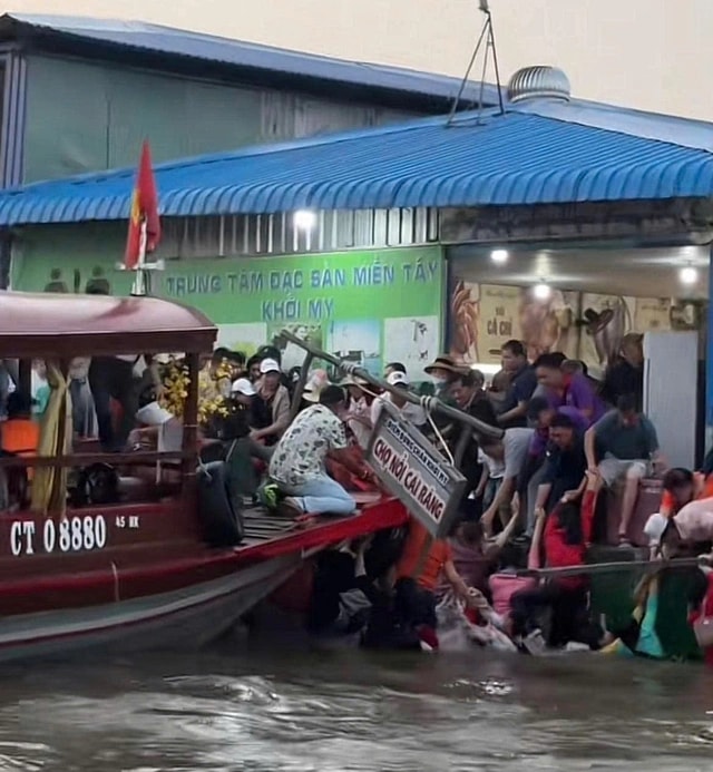 tong kiem tau be sa lan o cho noi cai rang sau vu khach du lich roi xuong song hinh 2