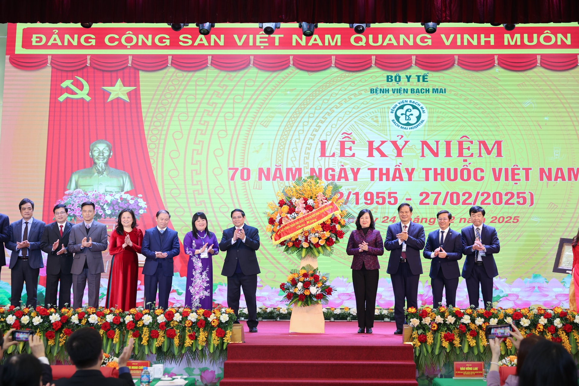 thu tuong pham minh chinh benh vien bach mai la mot phao dai trong chien tranh va hoa binh hinh 2