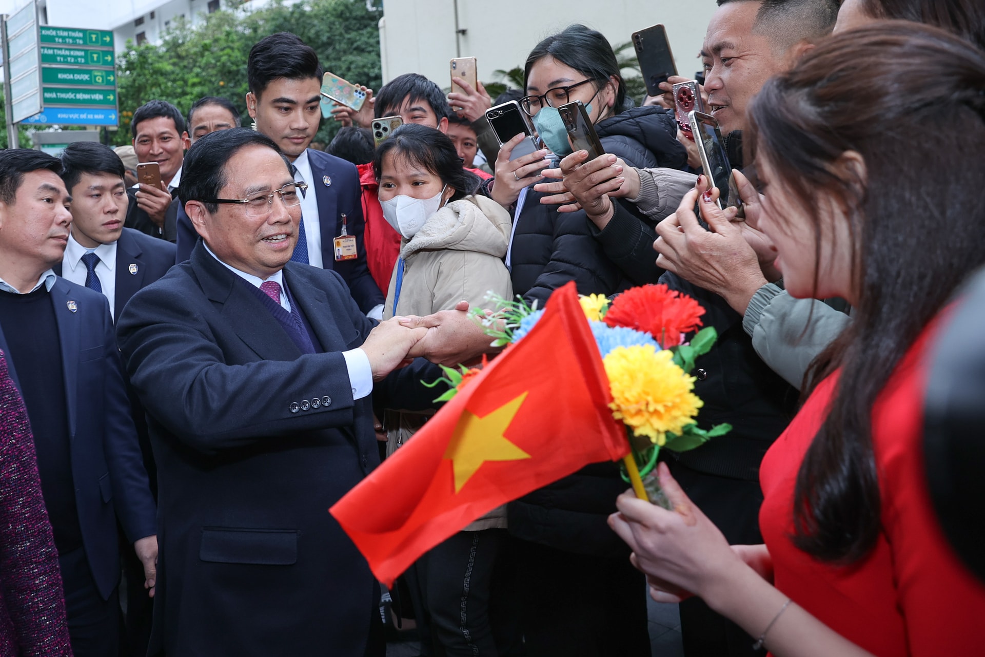 thu tuong pham minh chinh benh vien bach mai la mot phao dai trong chien tranh va hoa binh hinh 5