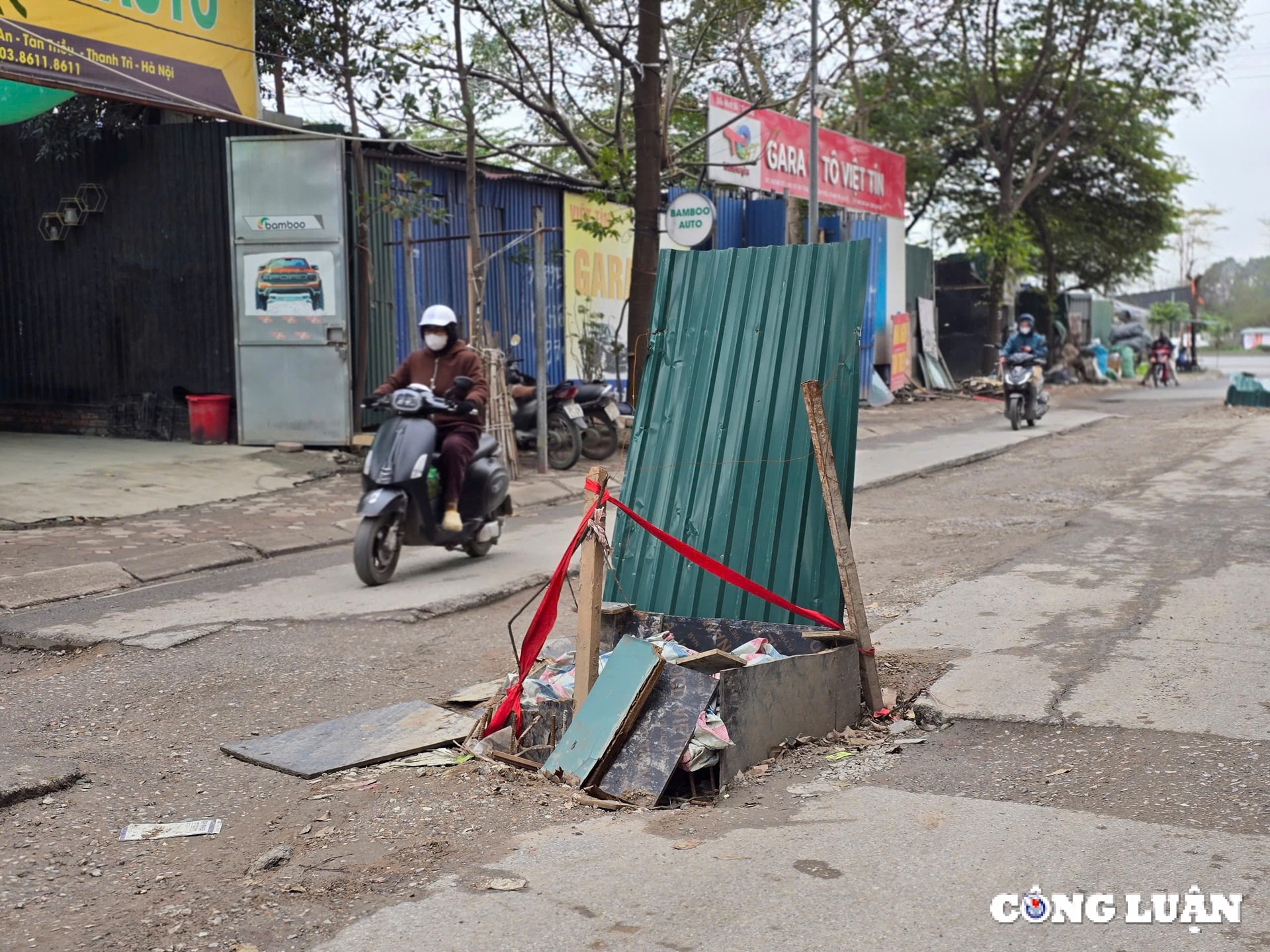 ha noi duong bi dao xoi ngon ngang gay mat an toan giao thong hinh 3