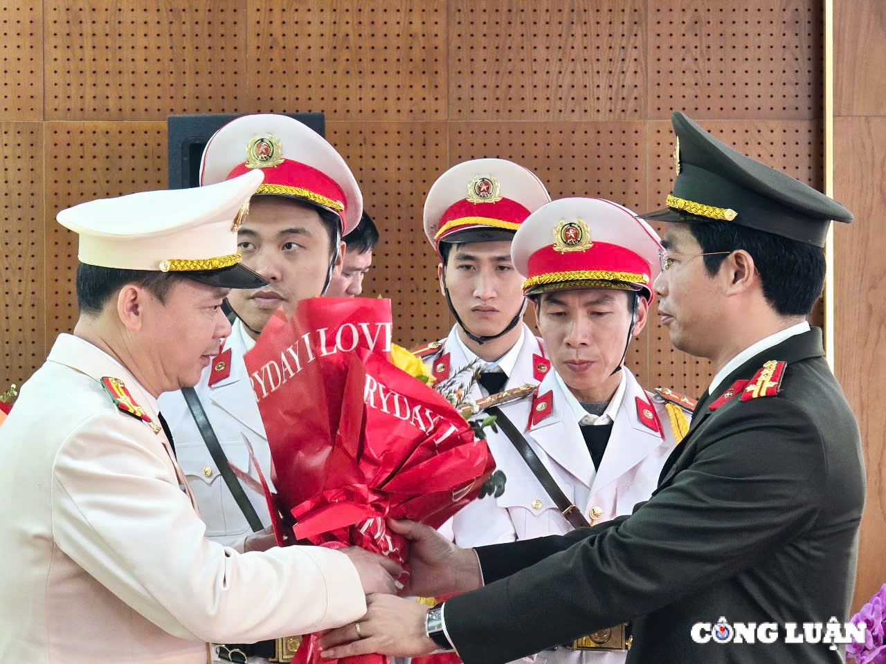 quang ninh chinh thuc giai the cong an huyen thi xa thanh pho hinh 5