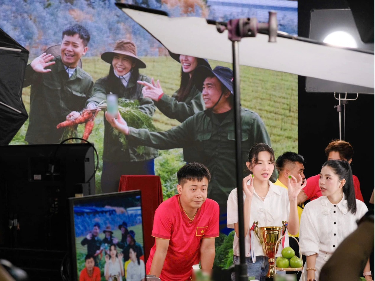 hoa hau thuy tien go sach bai quang cao keo rau hop tac voi quang linh vlogs hinh 2