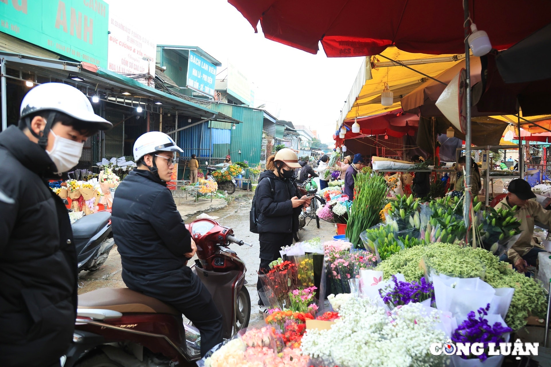 nhon nhip nguoi mua ke ban hoa tuoi tai cho quang an hinh 4