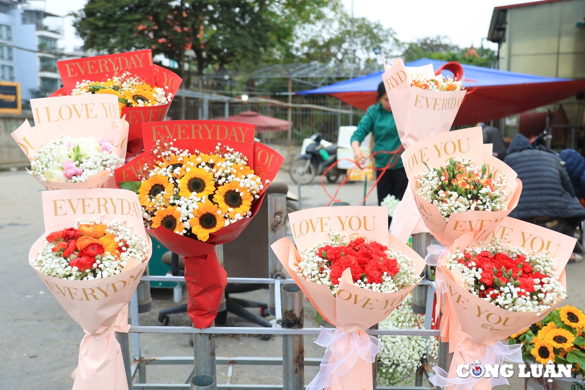 nhon nhip nguoi mua ke ban hoa tuoi tai cho quang an hinh 13