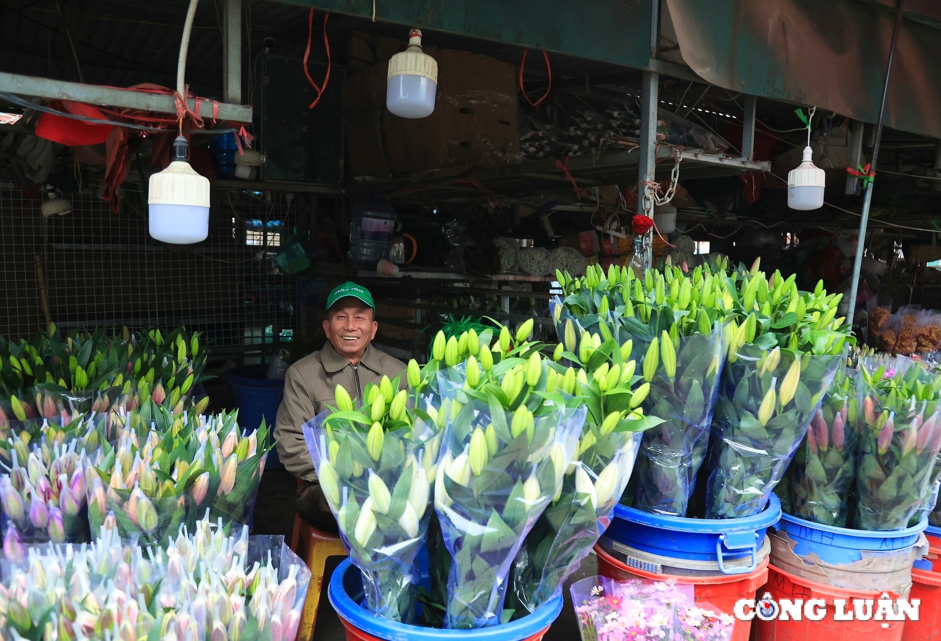 nhon nhip nguoi mua ke ban hoa tuoi tai cho quang an hinh 10