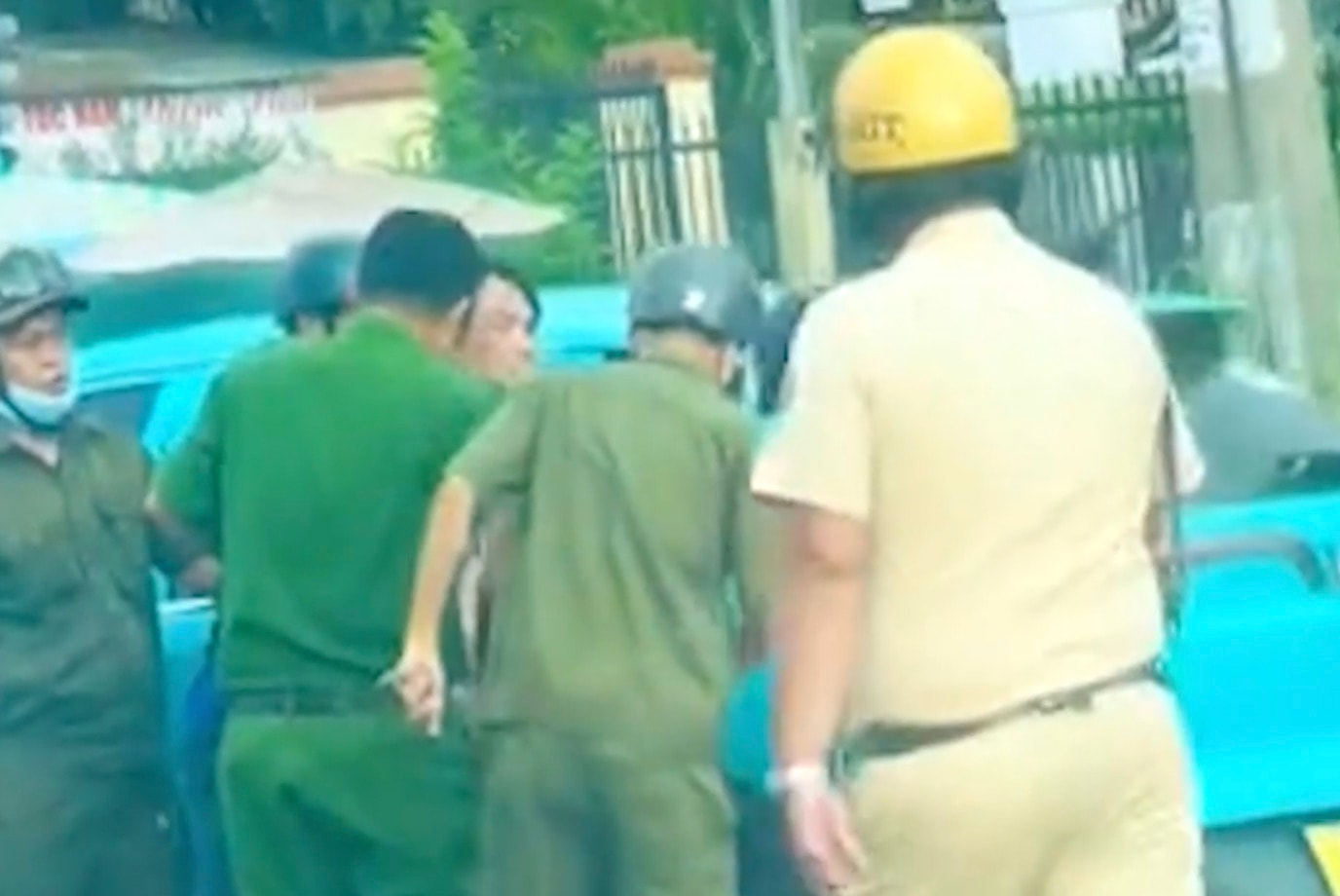 tp hcm nghi vo ngoi tren taxi nguoi dan ong cam dao ruot duoi hinh 1