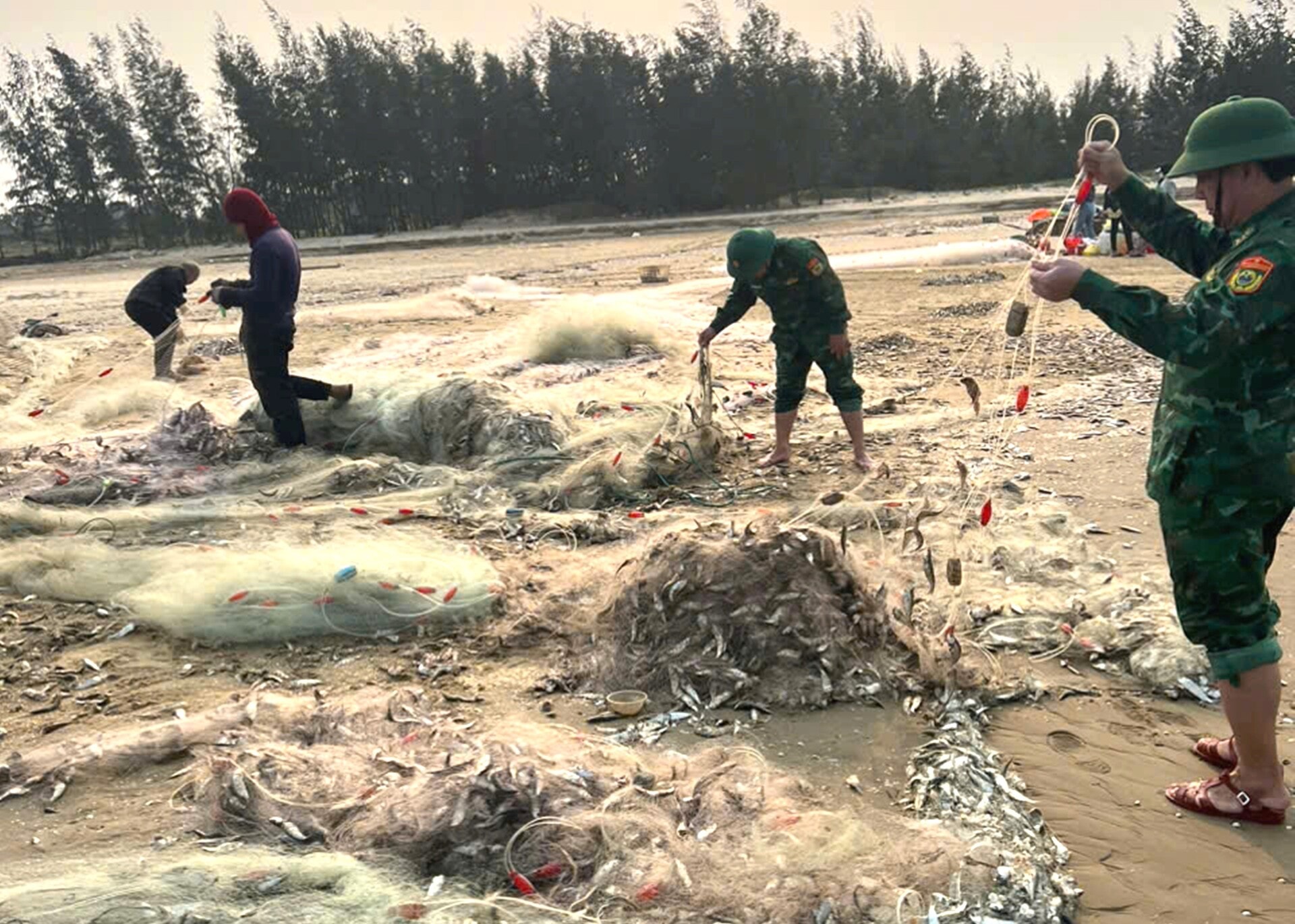 song lon danh chim 3 thuyen ca tai ha tinh 6 ngu dan may man duoc cuu song hinh 2