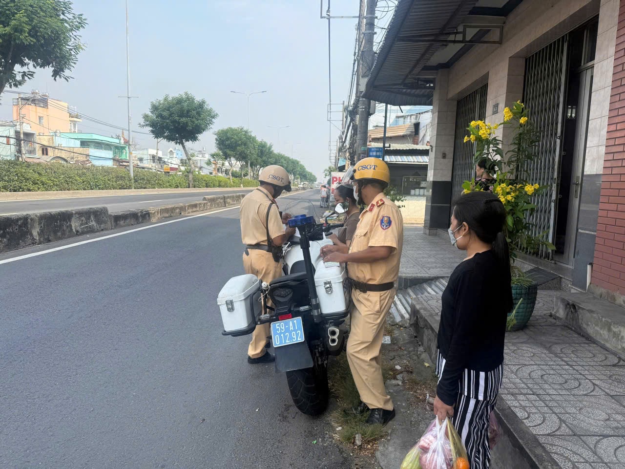 nhieu nguoi di bo sai quy dinh bi csgt xu phat hinh 1