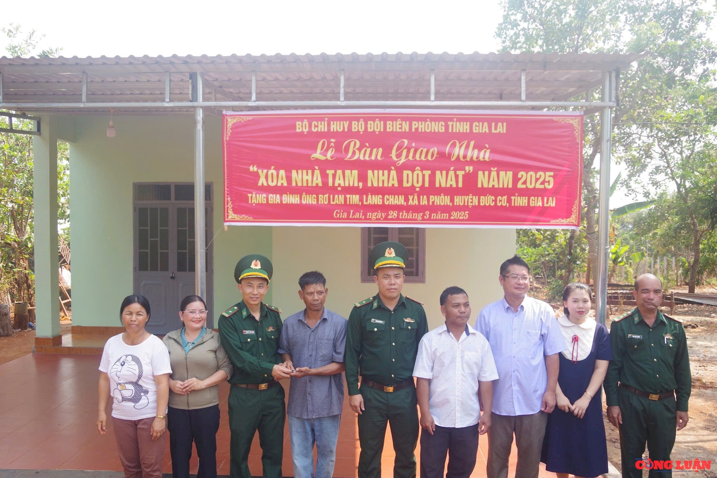Người dân vui mừng nhận nhà mới