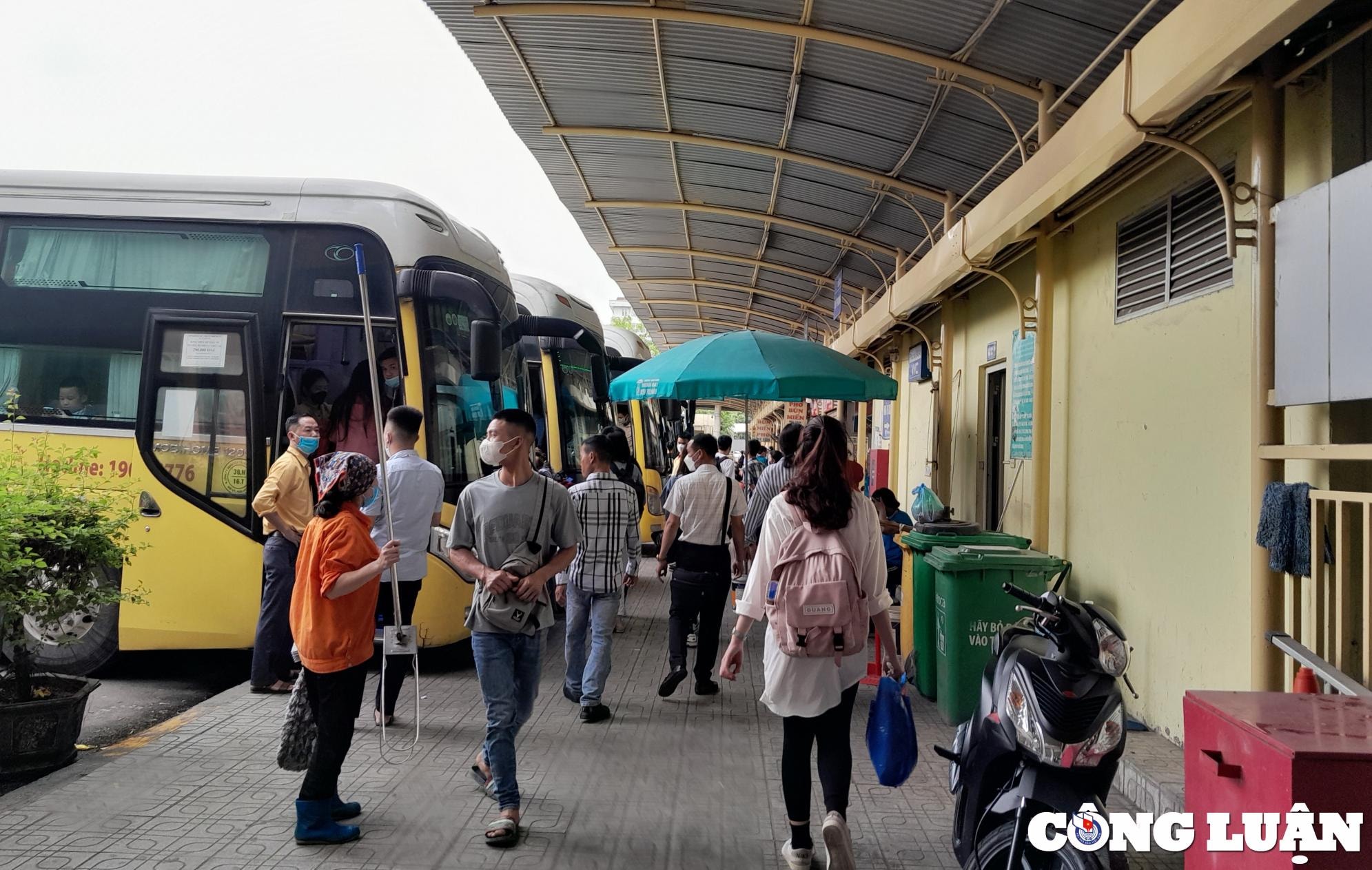 congluan-cdn.congluan.vn-files-content-2023-04-28-_4256-nghi-le-304-15-ben-xe-khach-tai-ha-noi-bat-dau-nhon-nhip-134022697.jpg
