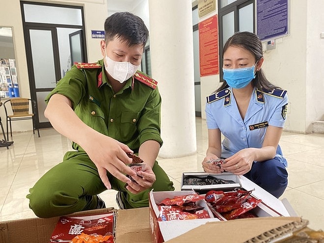 Dịp Tết Nguyên đán 2025 đã mở đợt cao điểm chống buôn lậu, gian lận thương mại. Ảnh: QLTT