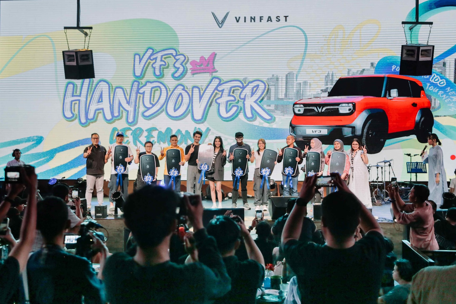 Các khách hàng Indonesia nhận bàn giao xe VinFast VF 3 - Ảnh: VinFast