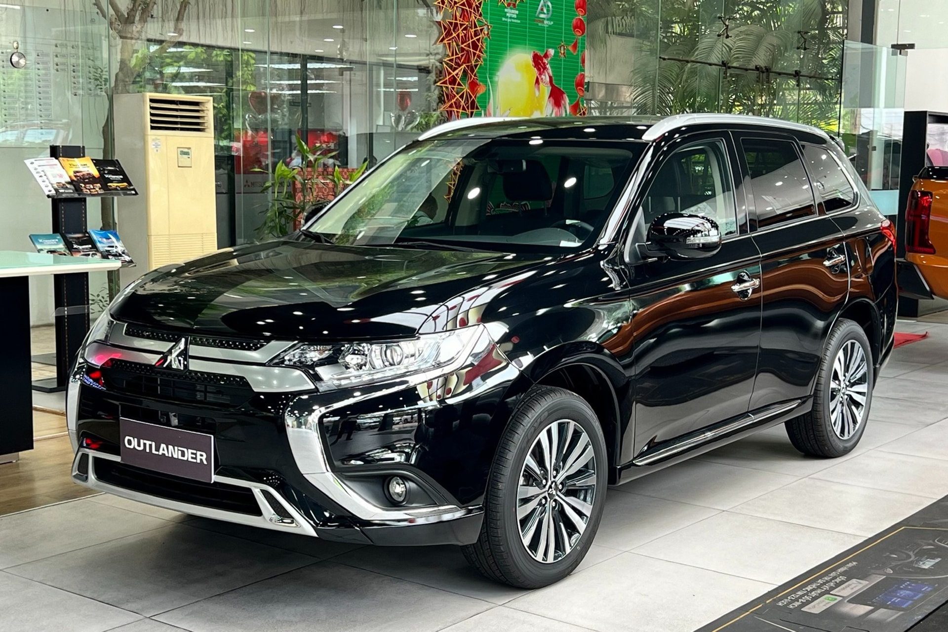 Mẫu xe Mitsubishi Outlander đang bán tại Việt Nam thuộc thế hệ thứ 3 đã ra mắt thị trường từ năm 2018 - Ảnh đại lý Mitsubishi
