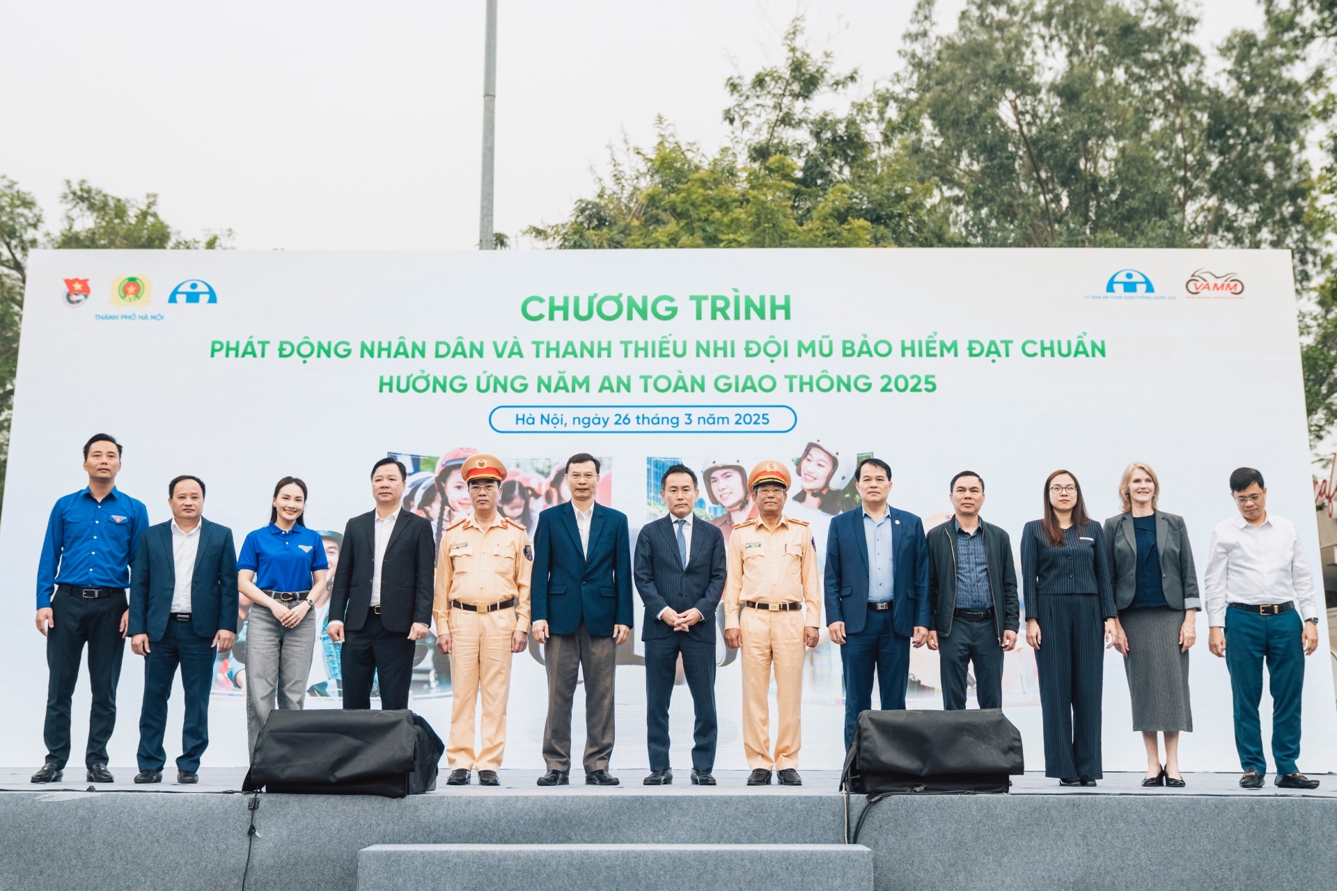 Chương trình phát động nhân dân đội mũ bảo hiểm đạt Quy chuẩn kỹ thuật Quốc gia với thông điệp “Mũ chuẩn an tâm – Hành trình rộng mở” - Ảnh: HVN