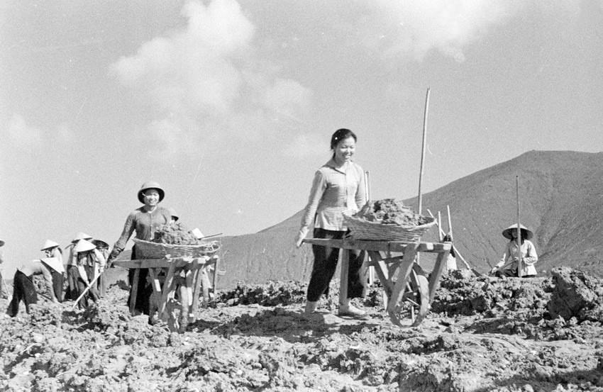 Thanh niên xung phong góp phần quan trọng vào sự nghiệp giải phóng dân tộc, thống nhất đất nước. Ảnh: Tư liệu