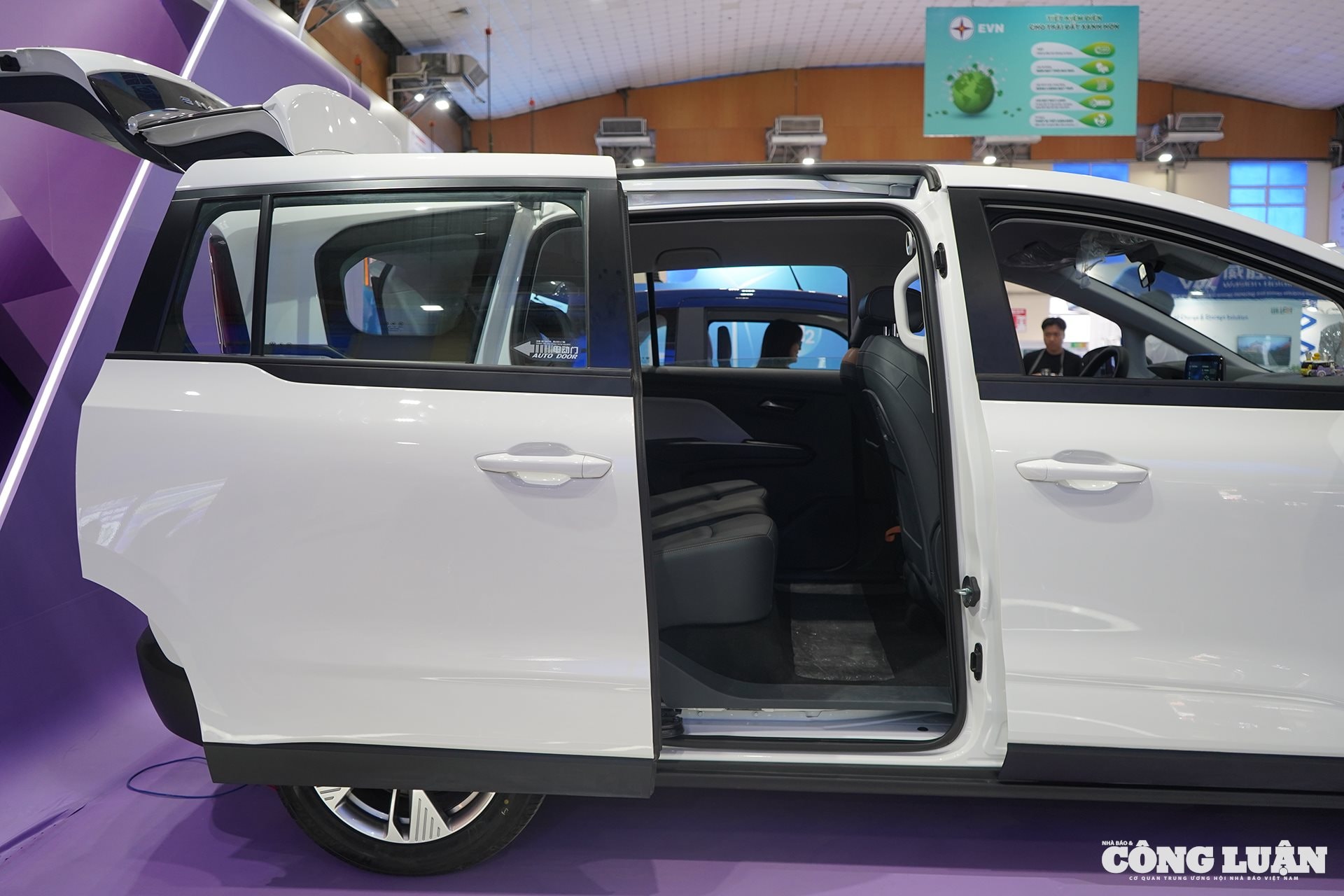 Xe trang bị cửa trượt sau cho hành khách, cửa sau bên lái dạng cánh mở.