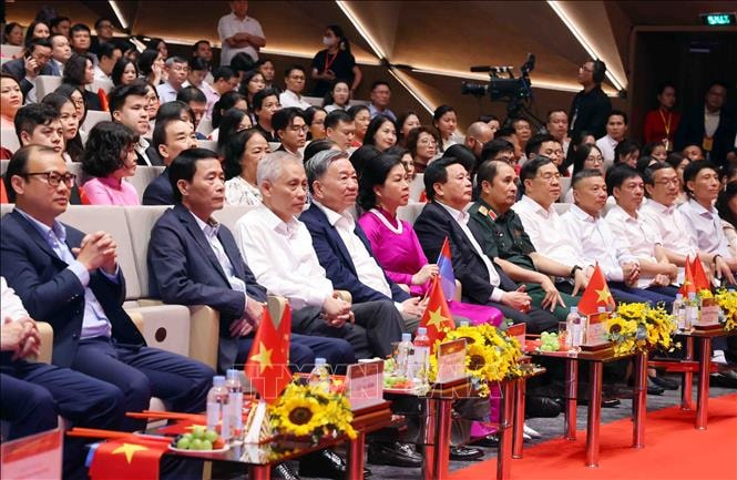 Tổng Bí thư Tô Lâm và các đại biểu tham dự Chương trình nghệ thuật