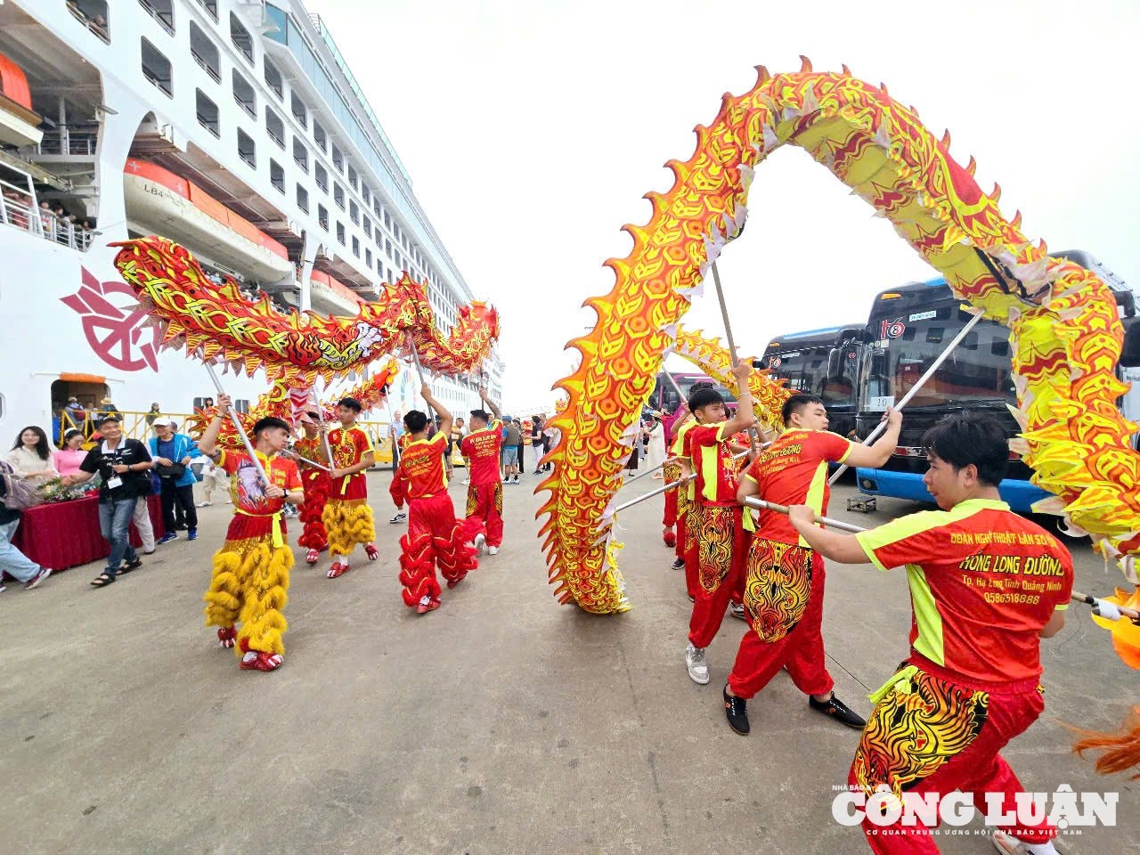 anh-1-tau-du-lichh-nhat-ban-den-ha-long.jpg