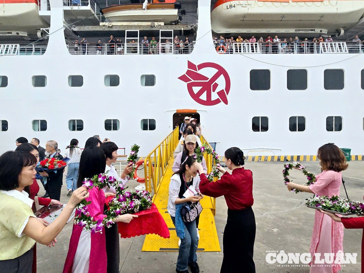 anh-2-tau-du-lichh-nhat-ban-den-ha-long.jpg