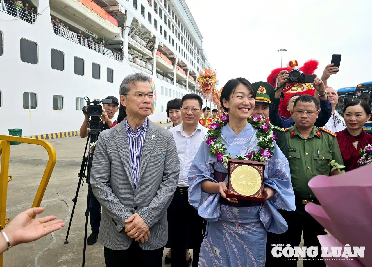 anh-6-tau-du-lichh-nhat-ban-den-ha-long.jpg