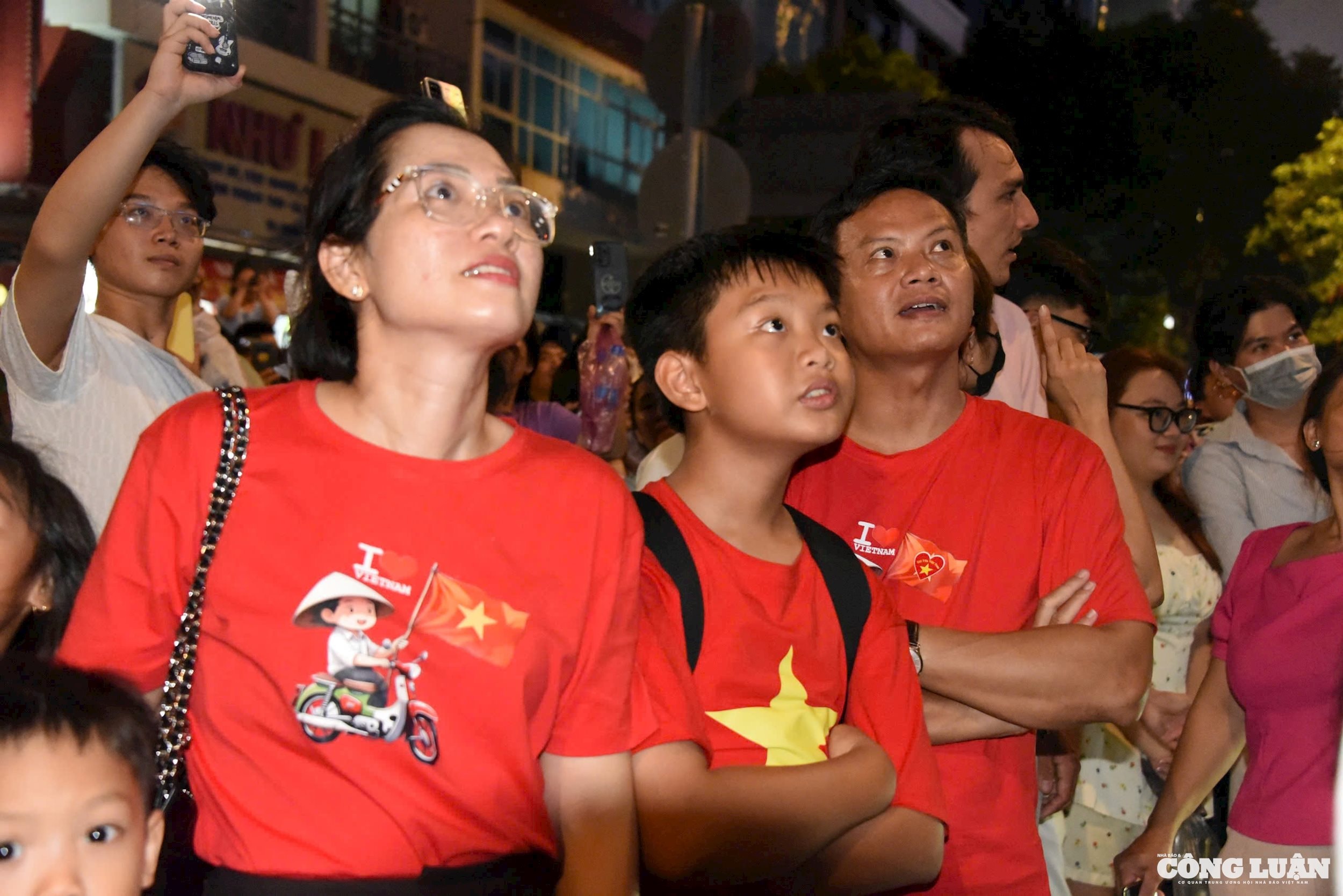 bau-troi-tphcm-ruc-ro-phao-hoa-10.jpg