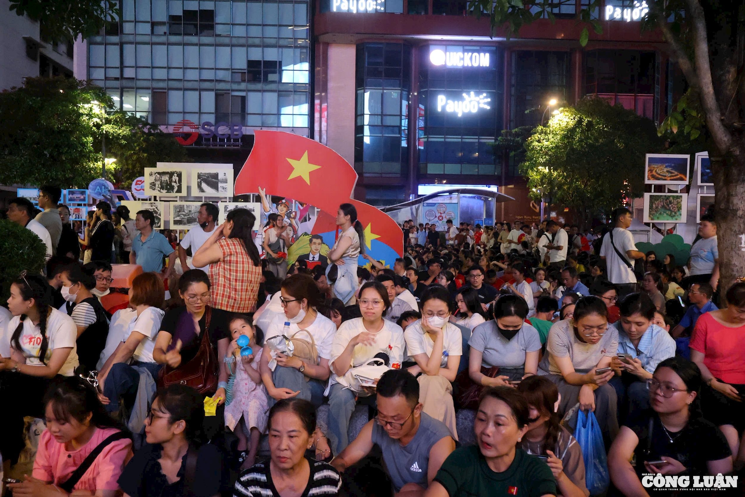 bien-nguoi-cho-xem-phao-hoa-12.jpg