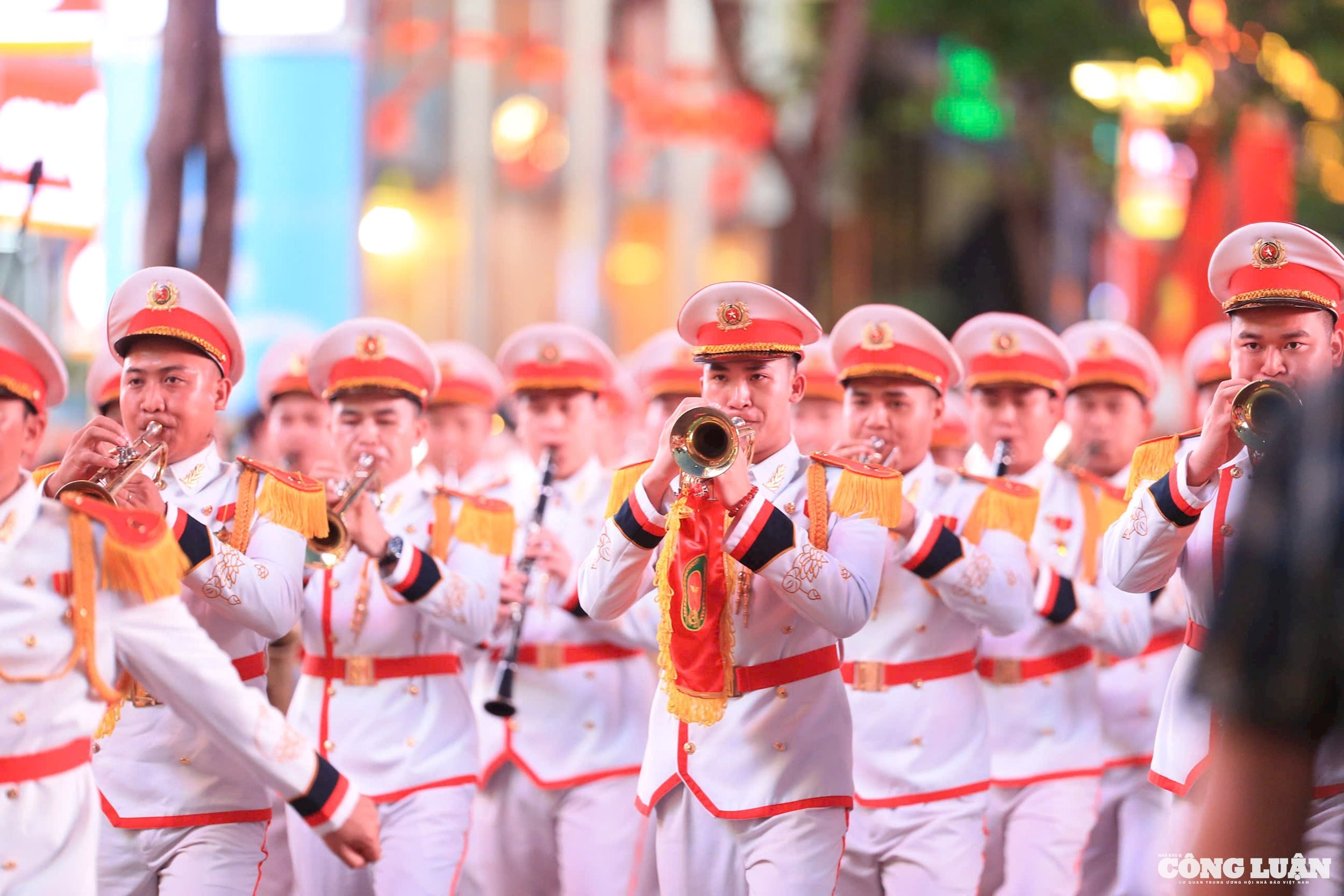 nguoi-dan-tphcm-thich-thu-xem-ky-binh-10.jpg