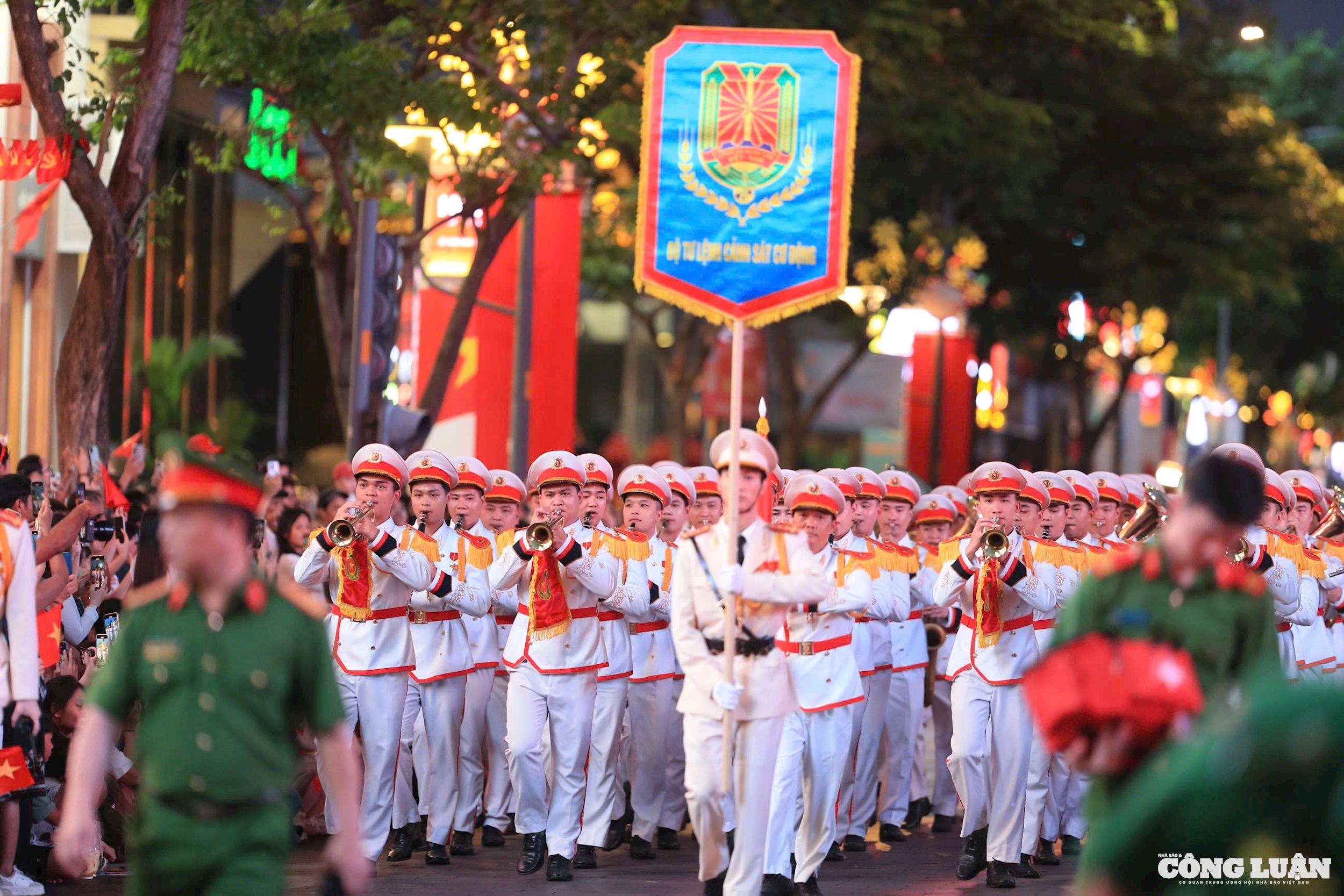 nguoi-dan-tphcm-thich-thu-xem-ky-binh-11.jpg