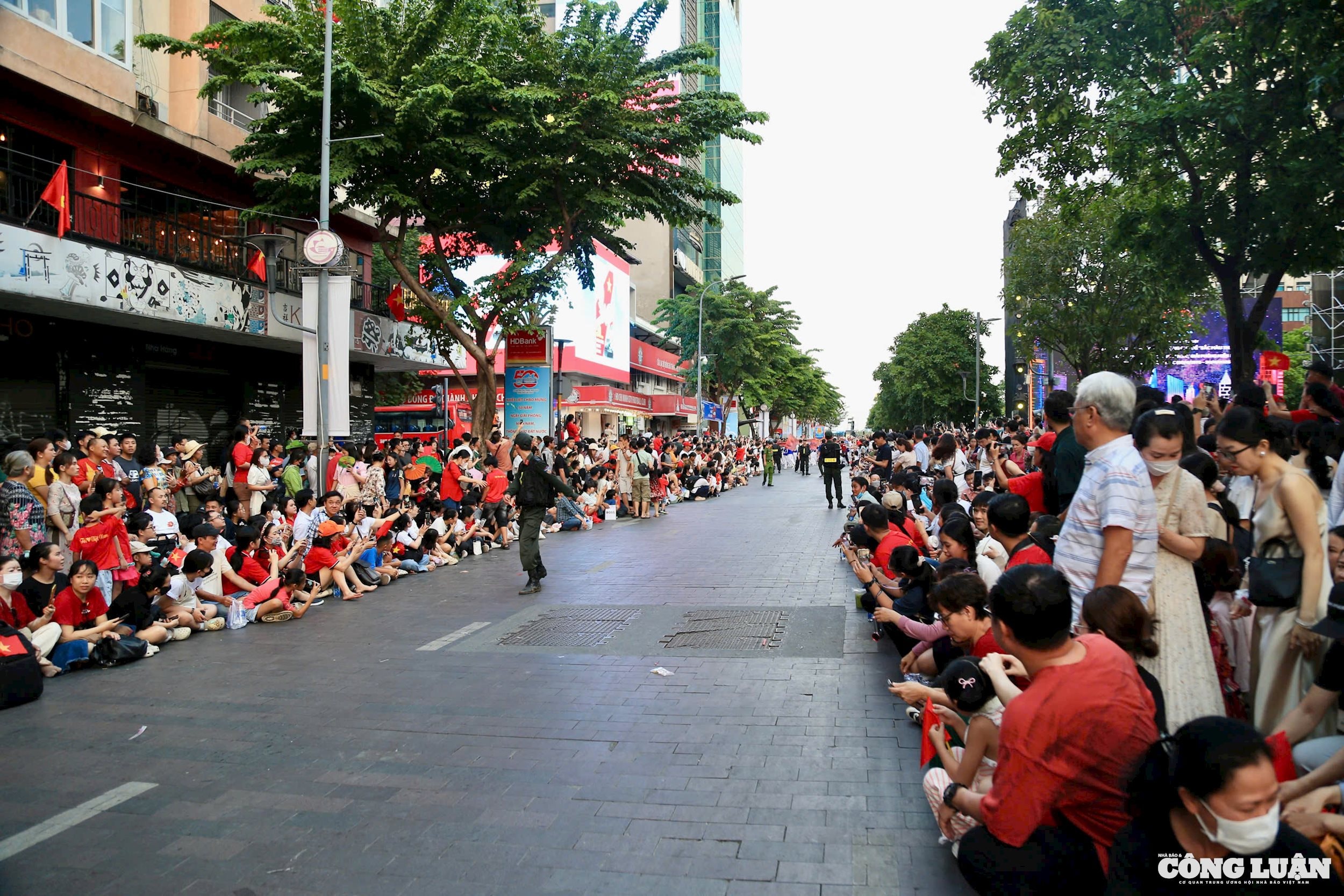 nguoi-dan-tphcm-thich-thu-xem-ky-binh-16.jpg