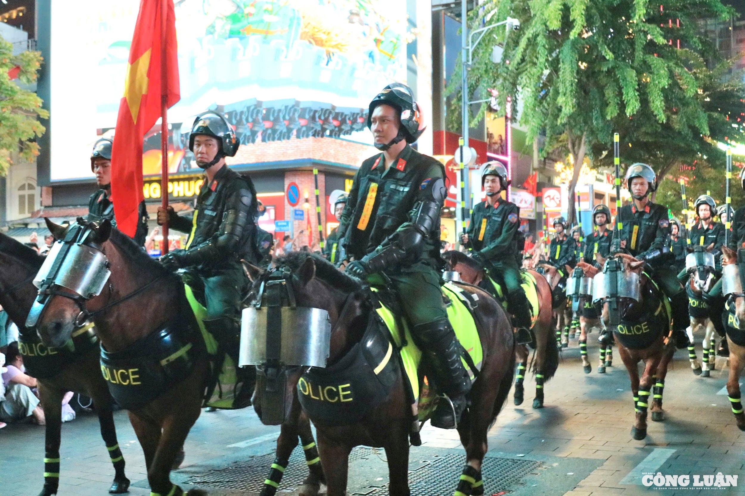 nguoi-dan-tphcm-thich-thu-xem-ky-binh-3.jpg
