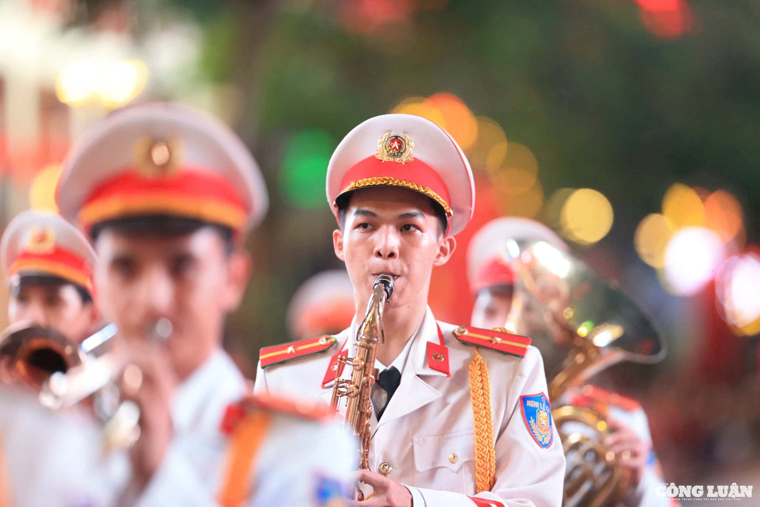 nguoi-dan-tphcm-thich-thu-xem-ky-binh-7.jpg