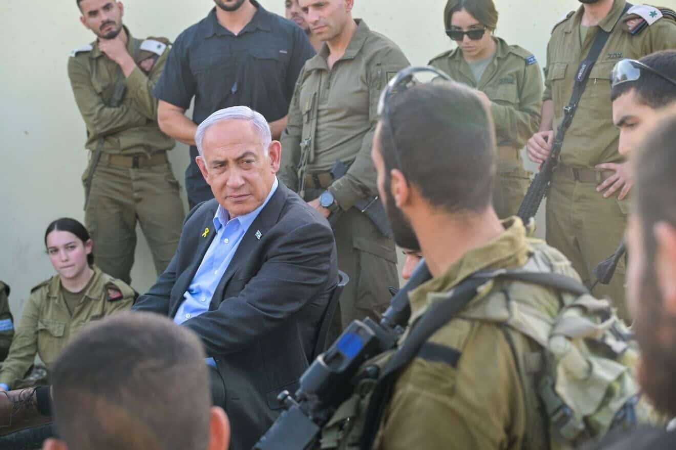 Thủ tướng Israel, Benjamin Netanyahu trong một lần thăm các binh sĩ tham chiến tại Gaza. Ảnh: JNS