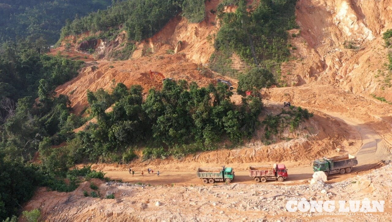 Hình ảnh công nhân khắc phục sạt lở do mưa lũ trên đường Hồ Chí Minh nhánh Tây năm 2020.