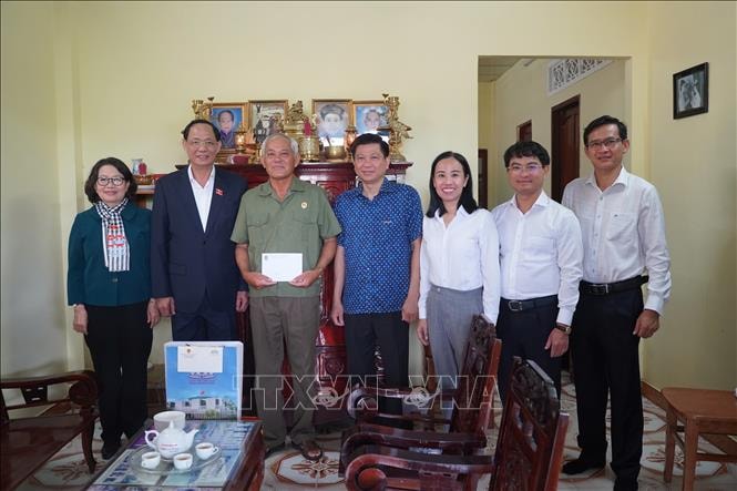 Phó Chủ tịch Quốc hội Trần Quang Phương (thứ 2 từ trái sang) thăm, tặng quà gia đình người có công trên địa bàn huyện Côn Đảo - Ảnh: TTXVN