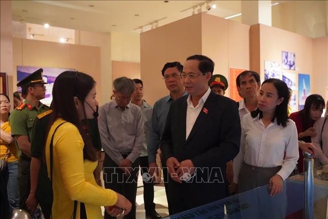 Phó Chủ tịch Quốc hội Trần Quang Phương thăm Bảo tàng Côn Đảo - Ảnh: TTXVN