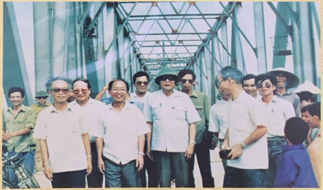 Phó Thủ tướng Chính phủ Đồng Sỹ Nguyên thăm công trình xây dựng cầu Bến Thủy năm 1989.