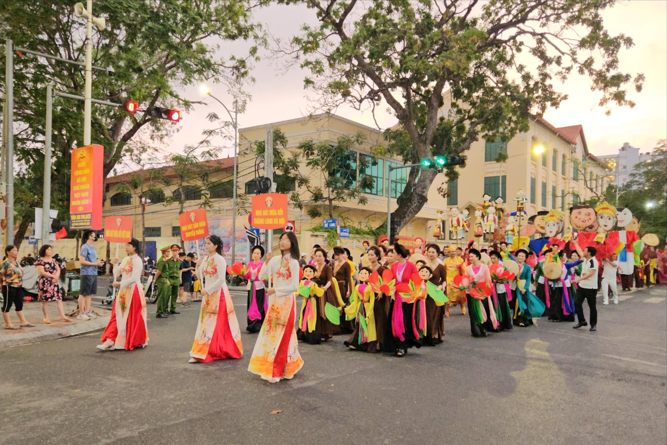 Khối đoàn thể tham gia diễu hành