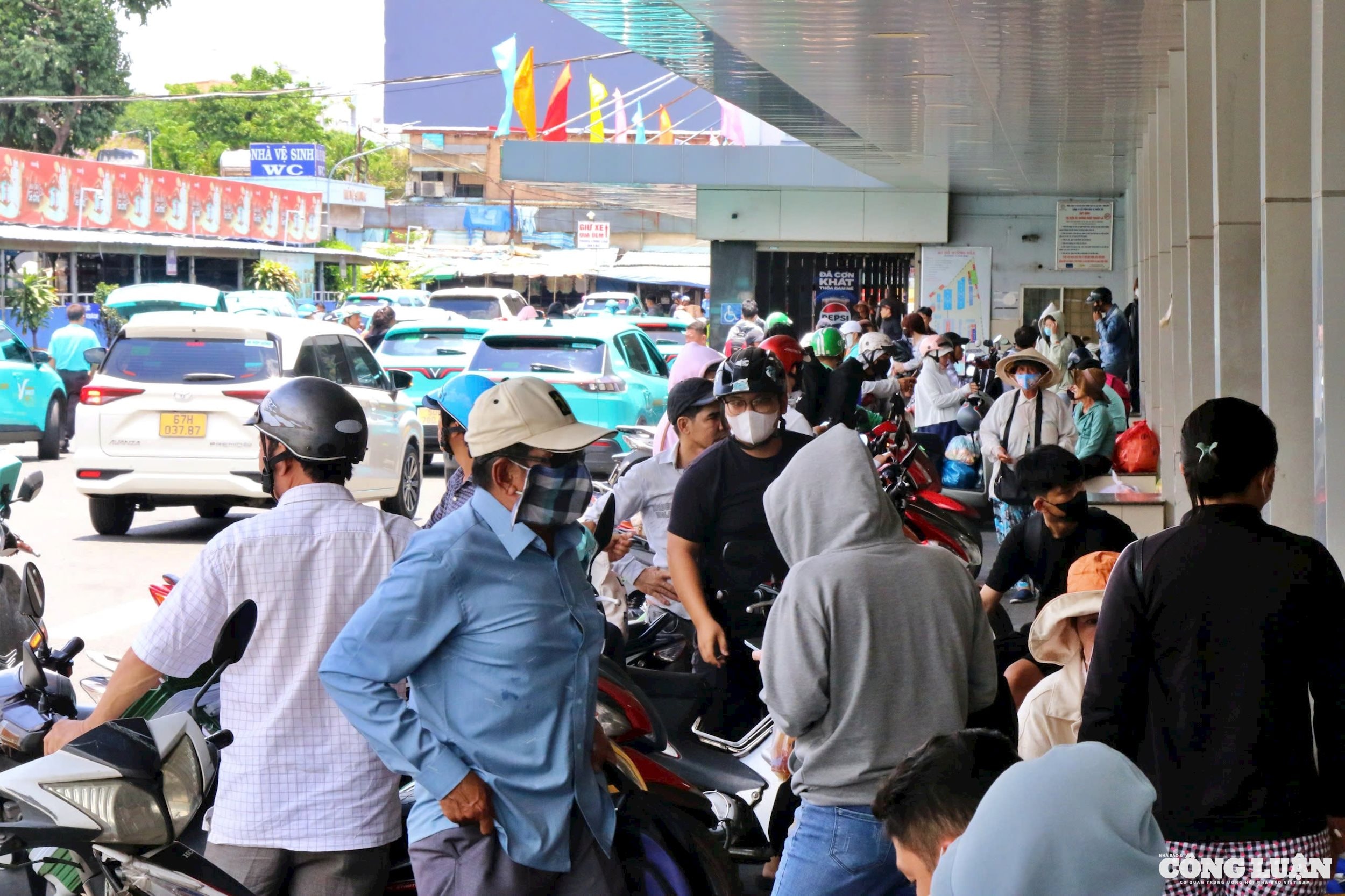 Lượng người và phương tiện tăng cao vào chiều tối