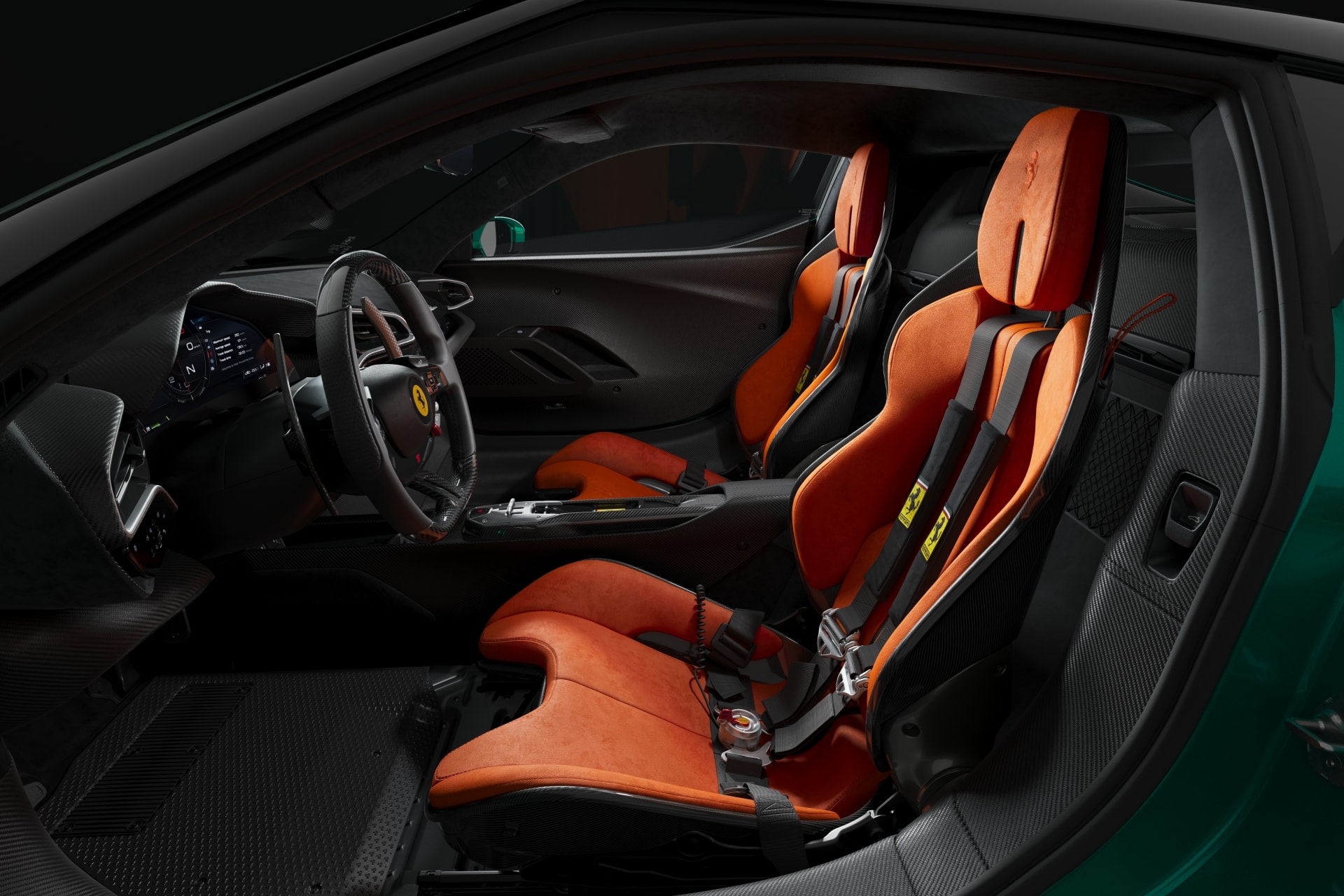 Nội thất sử dụng nhiều chi tiết carbon và da cao cấp Alcantara.